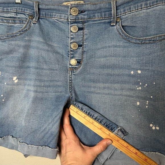 Seven7 Jean Shorts Womens Size 16 Blue Sexy Relaxed Cuffed BleachDots Button Fly - Picture 13 of 14